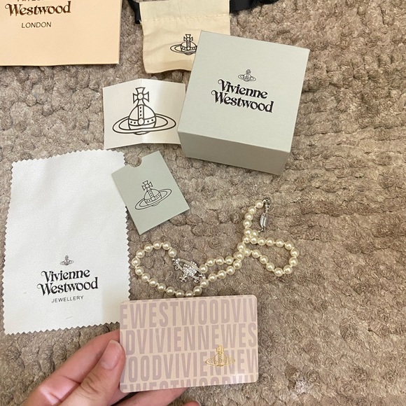 NIB Vivienne Westwood Pearl Necklace with Silver Orb - Picture 4 of 5